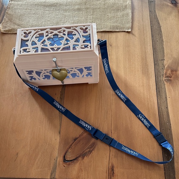 🌿 DISNEY Snow White Tan and Blue Decorative Box with Heart Lock. - Picture 2 of 5